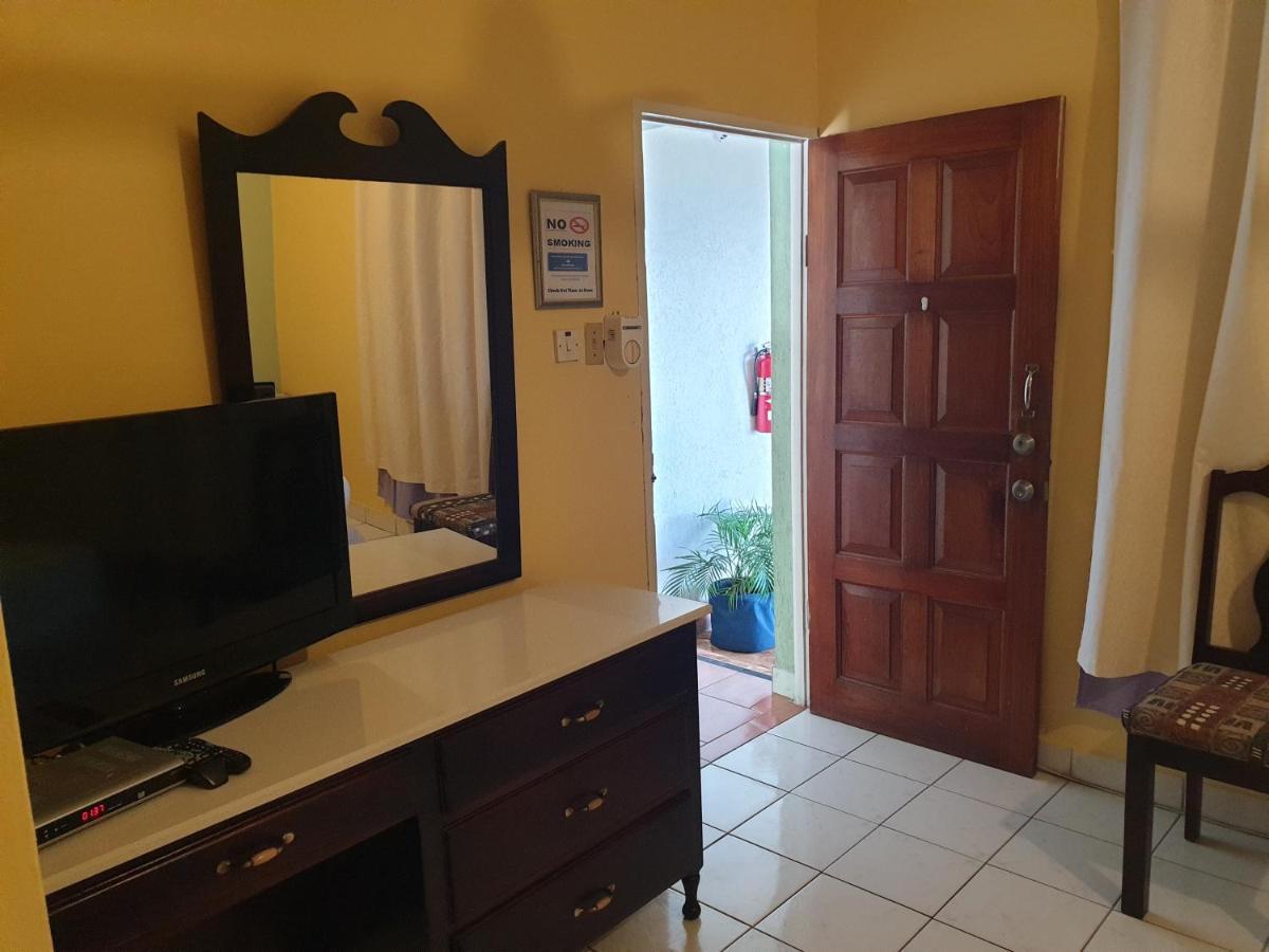 Palm Bay Guest House & Restaurant Montego Bay Exterior foto